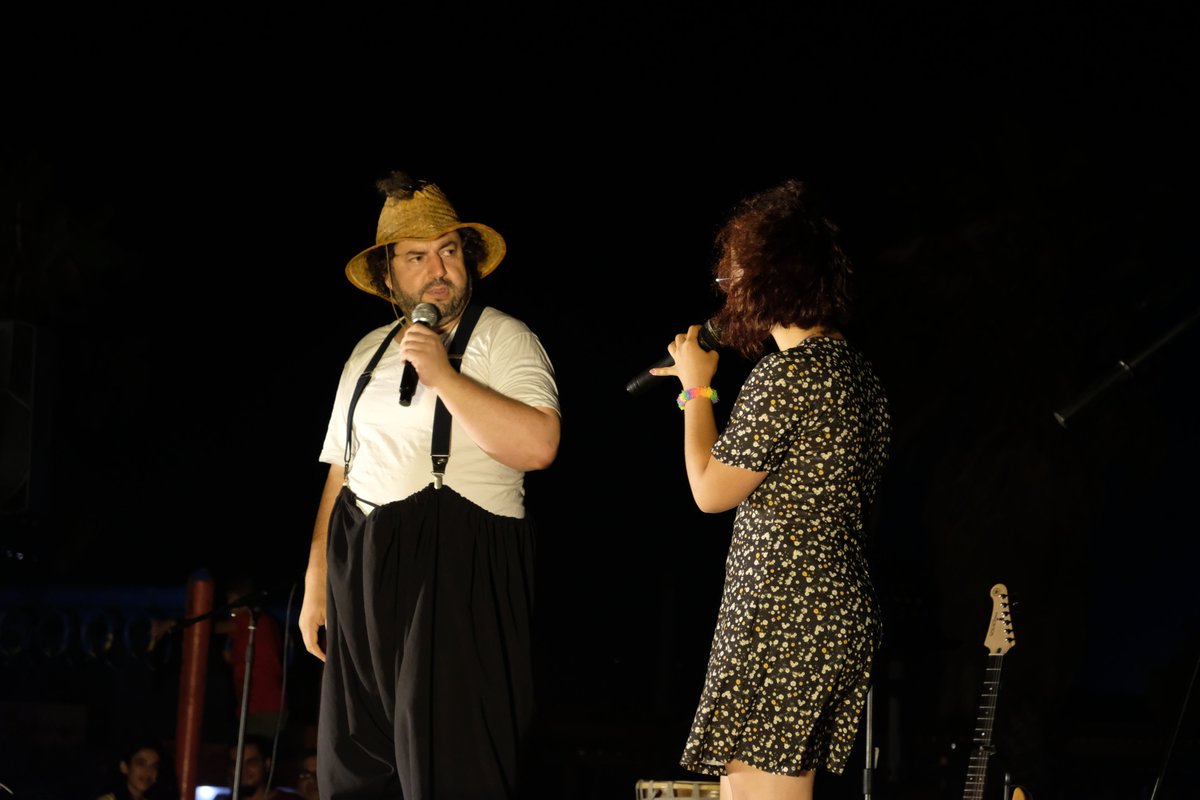 Festivalin ateşini çaldık. İlk günümüz Samandağ'da mahalle çağrılarıyla başladı. Farfur'un skeçleri, Deniz Bakımcı ve Filip Cibar'ın Arapça şarkıları ve Perperik'in çok dilli şarkıları...

El birliğiyle inşa ettik festivalin ilk gününü. Yolumuz açık olsun.
#EvvelTemmuz
#Samandağ