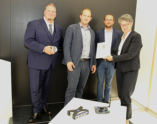GemBarleben's tweet photo. Das Land unterstützt die Entwicklung eines 5G-Testfeldes für industrielle Anwendung in #Barleben. Digitalministerin Hüskens übergab dieser Tage einen Förderbescheid über 167.000 Euro an Start-up „Embever GmbH“. 
https://t.co/x1mnA88y1T https://t.co/zHofpwVjvN