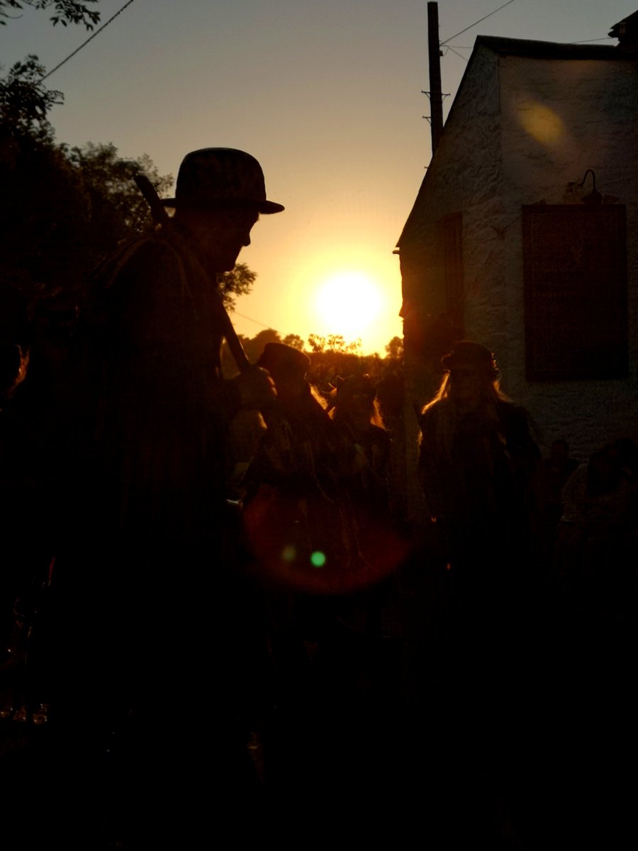 WreckersMorris's tweet photo. Lots of pictures from last night at The White Hart, Chilsworthy. The evening sun was just beautiful and everyone was just enjoying the atmosphere and not forgetting the pasties. Thanks to The White Hart for a warm welcome and hospitality!

#morrisdancing #pubouts #morrismusic https://t.co/YJfPLbcvE5