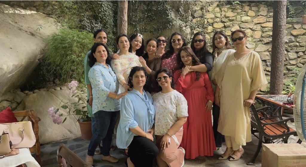 kailashathv's tweet photo. “After woman, flowers are the most divine creations”#thehimalayanvillageresort #kasol #girlsgettogether #goldendays #girlsgettobestrong #traditionalvillagehouses #traditionalvillage #proudtobeindian #kathkuniarchitecture #himachaligirls 9805072712 https://t.co/dU5r5YyVni https://t.co/1dtmd2OsMc