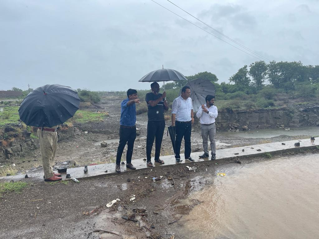 RAVIRAJSINH_97's tweet photo. આજ રોજ માન. કલેક્ટર સાહેબ શ્રી અમરેલી અને માન.જિલ્લા વિકાસ અધિકારી સાહેબ શ્રી અમરેલી દ્વારા લાઠી તાલુકા ના હીરાણા ગામે અમૃત સરોવર ના સૂચિત સ્થળ ની મુલાકાત લઇ જરૂરી સુચના સાથે માર્ગદર્શન આપ્યું @ddoamreli @CollectorAmr https://t.co/fAK5eboByU
