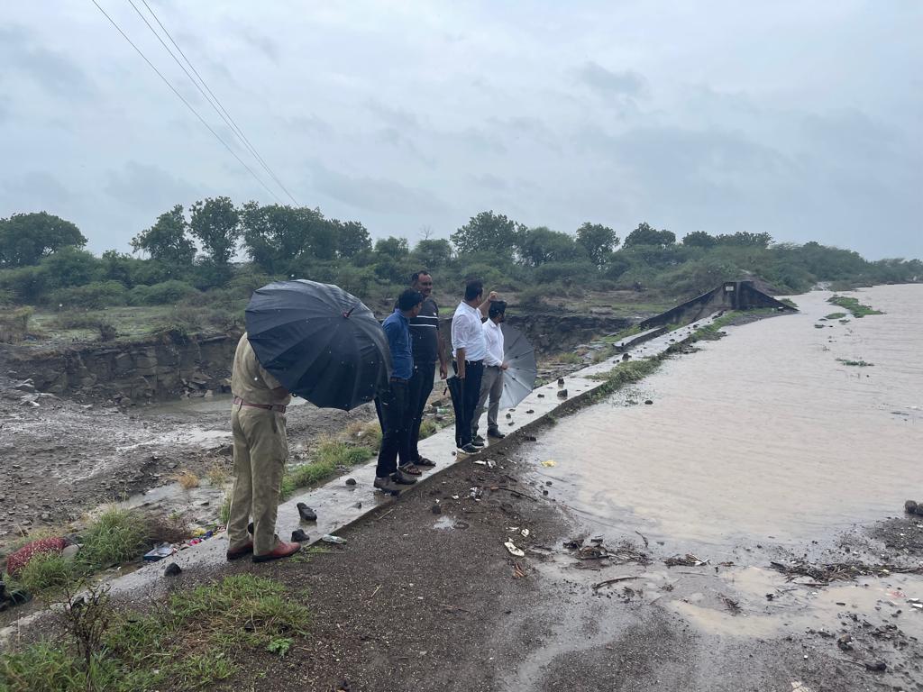 RAVIRAJSINH_97's tweet photo. આજ રોજ માન. કલેક્ટર સાહેબ શ્રી અમરેલી અને માન.જિલ્લા વિકાસ અધિકારી સાહેબ શ્રી અમરેલી દ્વારા લાઠી તાલુકા ના હીરાણા ગામે અમૃત સરોવર ના સૂચિત સ્થળ ની મુલાકાત લઇ જરૂરી સુચના સાથે માર્ગદર્શન આપ્યું @ddoamreli @CollectorAmr https://t.co/fAK5eboByU