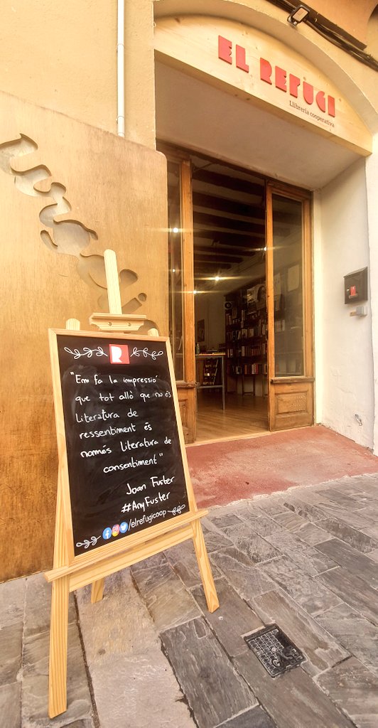El Refugi, Llibreria crítica tweet media