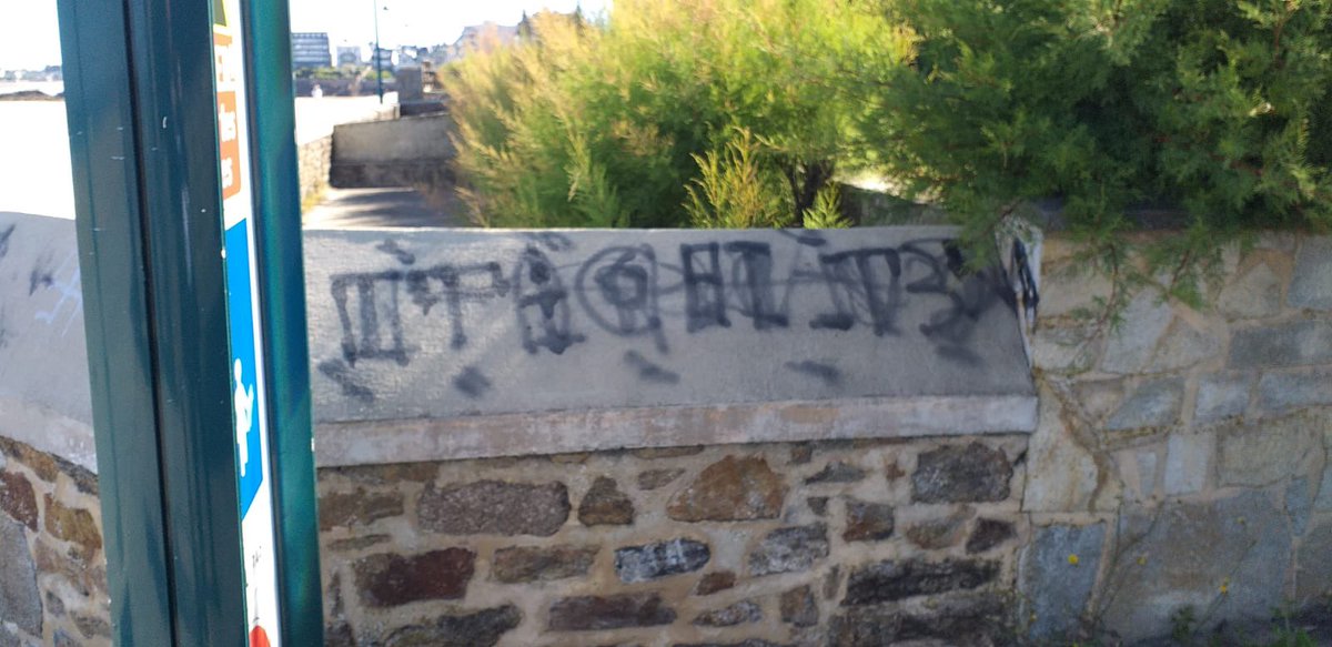 Dylan_LemoineRN's tweet photo. Nouvel incident à #SaintMalo où des tags de croix gammées ont été dessinées cette nuit dans les rues.

Nous condamnons fermement ces dégradations et nous espérons que la mairie de la @VilleSaintMalo et la @PoliceNationale découvriront le ou les auteurs. https://t.co/qnOGJYFqhU