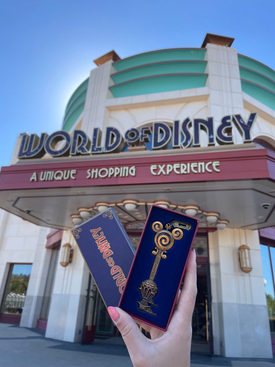 BlogDLP's tweet image. 🛍 World of Disney boutique celebrates its 10th anniversary with this new collectable key! 

Book your Lineberty ticket on 13 July at 6pm, for a release at 8am, Friday 15 July at World of Disney! 

€27 - 2 per guest! ✨