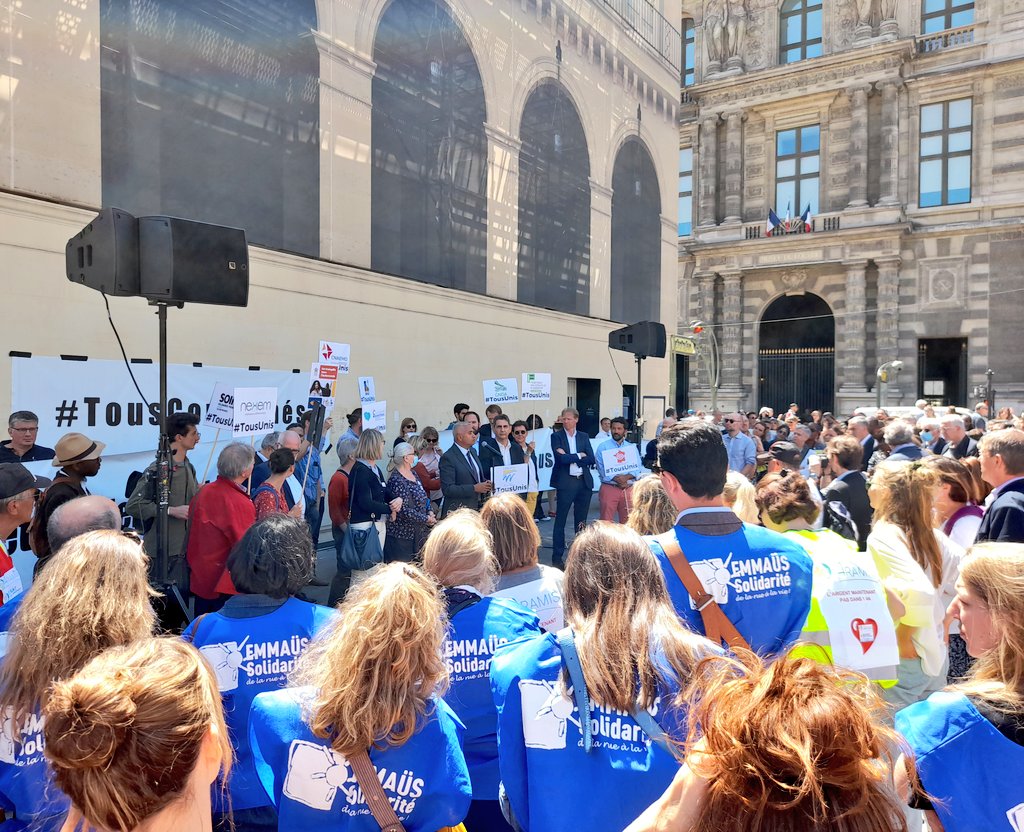 EMMAUSolidarite's tweet photo. 🔴 L'accompagnement des personnes vulnérables est en crise. Pénurie de personnel, épuisement des équipes, besoin de revalorisation... Les associations manifestent à nouveau aujourd'hui pour défendre les métiers de l'Humain, essentiels à la cohésion de la société. https://t.co/lt9Q7hQxUu