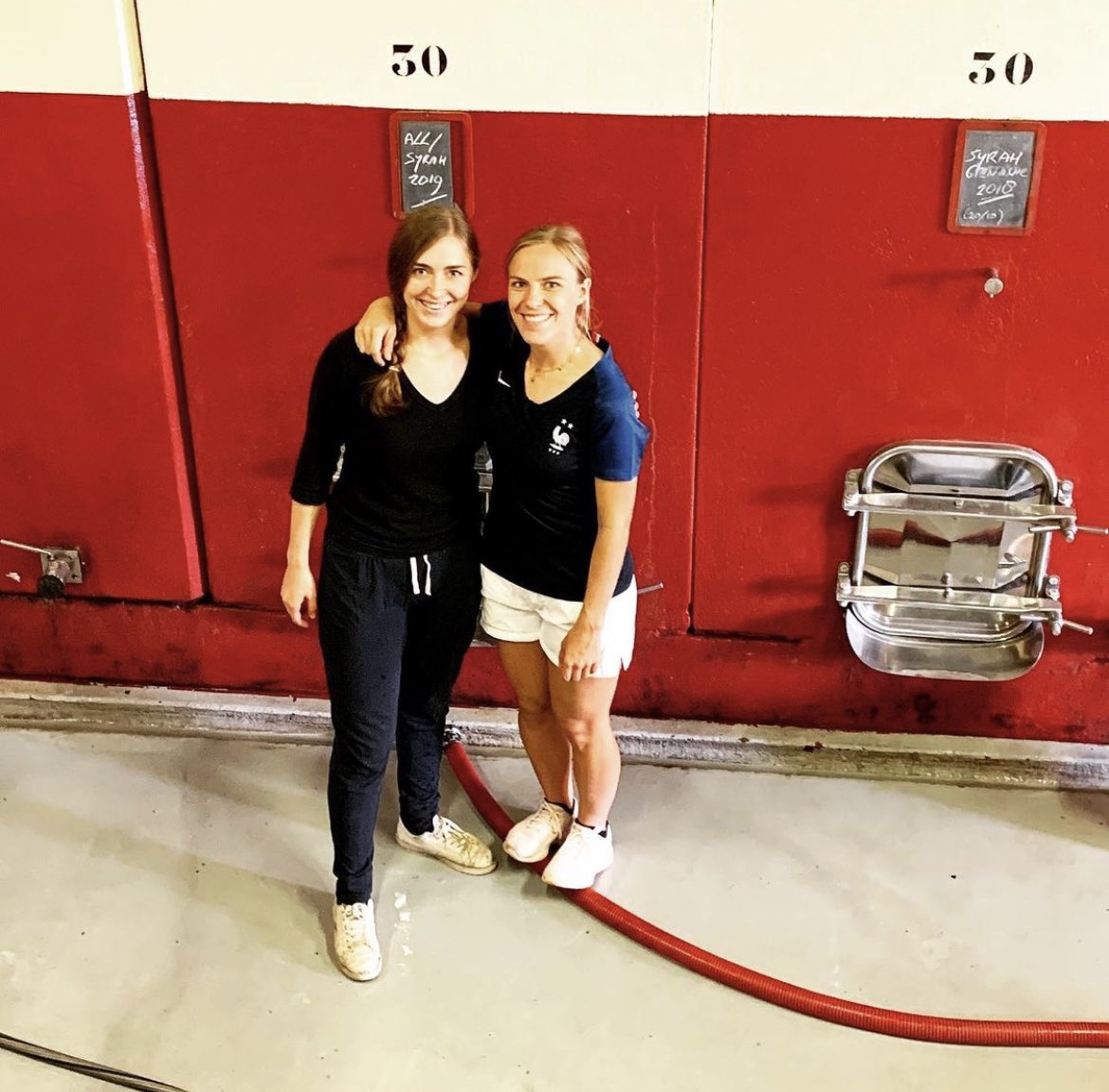 ChaiLesFilles's tweet photo. En juillet pour #ChaiLesFilles, la @Vinifilles Lidewij Van Wilgen étoffe sa #terredesdames avec ses filles Marijn • Lara et Fiene (qui manque sur la photo initiale !) 😃
#LaBoxDeVinsDeVigneronnes
https://t.co/sumXywMvrs https://t.co/IF6MjhD4bJ