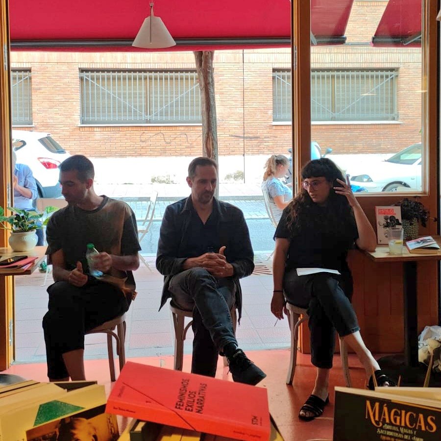 Marta_Al_VA's tweet photo. El otro día presenté en @laotralibre junto con @CarreteroMieres y @PeioAguirre este libro sobre el estilo. Una cartografía estética de la contemporaneidad que mira al diseño, la música popular urbana, la moda y la arquitectura, entre otras. 🤗 📚 @EditorialTurner https://t.co/fel39nsBVm
