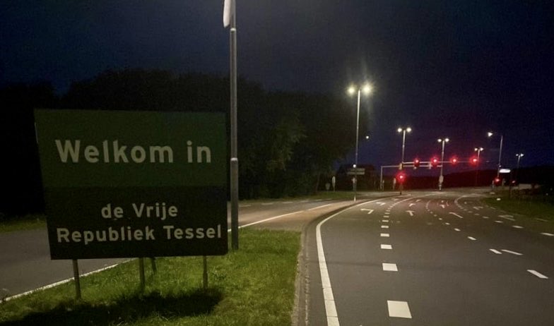 LisetteOpTexel's tweet photo. Breaking News: ‘Tessel’.
De nieuwe vrije republiek Tessel, met Han Lindeboom als minister president. Komt allen ✨🎉

Mooi paspoort hè ;-)

#leuk #ludiek #actie #Texel #stikstof #samensterk ⁦@NHNieuws⁩ ⁦@nhdagblad⁩ ⁦@RTLnieuws⁩ ⁦@NPORadio2⁩ https://t.co/YTLMphZR6r