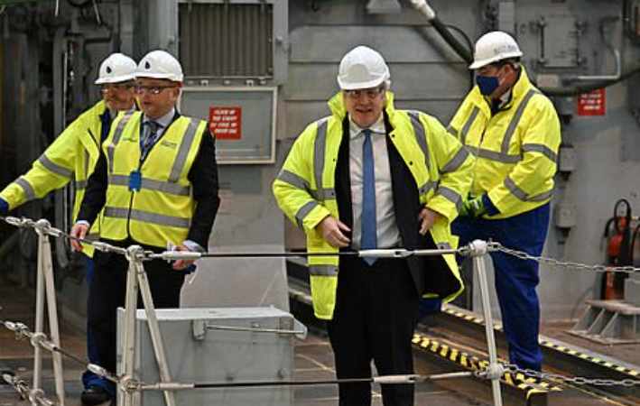 Juderias's tweet photo. Lo siento. PIDO PERDÓN. No he podido evitar hacer un hilo con Boris Johnson en la Vaquilla. Ayudando a montar la peña. 🧵👇🏾 https://t.co/McpVPrjy40