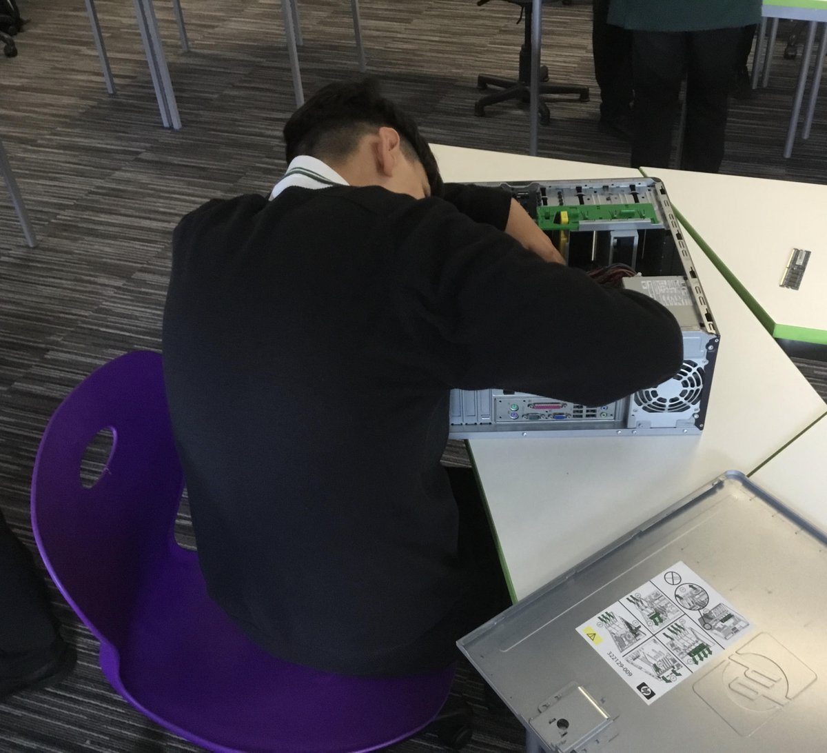 BohuntWokingham's tweet photo. π»Students in the Computing club enjoy the challenges of the Turing Tumble and investigating old computer hardware. Donated equipment has helped to increase engagement, thank you! #FutureGameChangers #EnjoyRespectAchieve https://t.co/aLNsxrQbaf