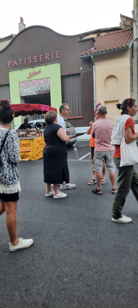 ESATAuvergne's tweet photo. 🍪Retour en images sur l'opération "Marché nocturne" à #Champeix (63) par l'#ESAT du Marand !
Le réseau #ESAT impliqué au sein de la vie locale !
#inclusion #local #economiecirculaire #marché #puydedome #myauvergne #handicap https://t.co/Lu6JOIfEHT