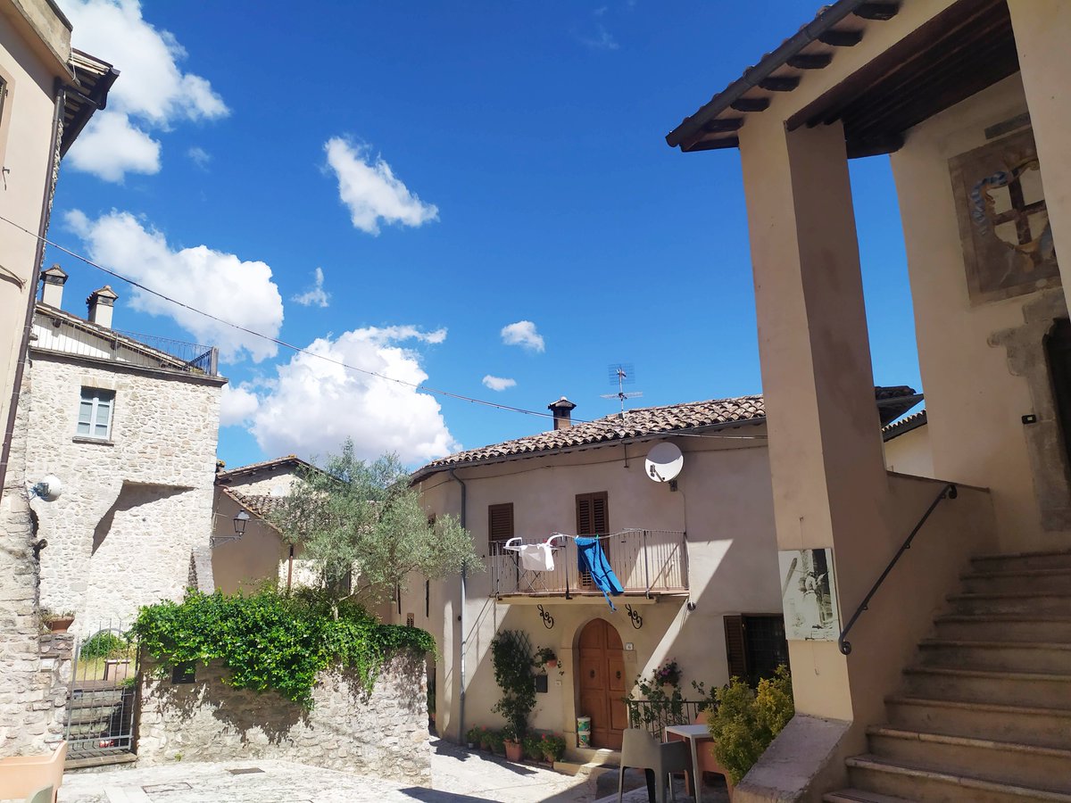 ZONA ROSSA - I LenzuoliSOSpesi di Silvia Capiluppi a Sant'Anatolia di Narco
In questa giornata di sole e di vento molto lenzuoli verranno sospesi tra le case del nostro incantevole paese!
Curiosi di saperne di più? 
➡️ bit.ly/3NQ9lX5
#museodellacanapa