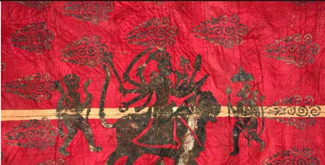 rpsinghkhalsa's tweet photo. This was the flag of Maharaja Ranjit Singh. Goddess Chandi in the centre, flanked by Hanuman to her right and Bhairava to her left

Flag jubilantly waved over Jamrud fort inside Afghan territory (Khyber) in October 1836

That was a first in 800 years https://t.co/BF4m54Lzea