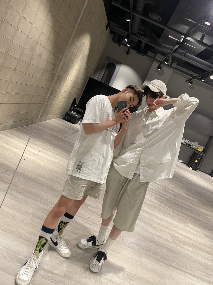 mooneybees's tweet photo. @WE_THE_BOYZ (ENG) [KEV] Telepathy colour matching #twinning #hotboyzthings https://t.co/0D7x6Gf8xc
