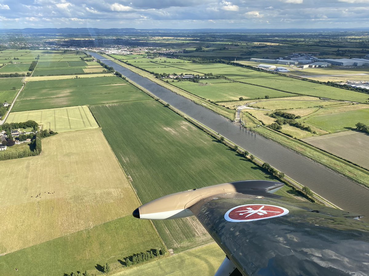 StrikeDisplayUK's tweet photo. #wingfriday from last weekend landing at #Hawarden looking down the #riverdee towards #Chester @DeesideDotCom #strikey https://t.co/x177bTKf5s
