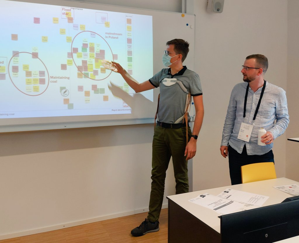 Mapping the #Polish #decarbonization field. Marvelous presentation at #egos2022 by <a href="/OskarKulik/">Oskar Kulik</a> and <a href="/pawlak_mikolaj/">Mikołaj Pawlak</a>!