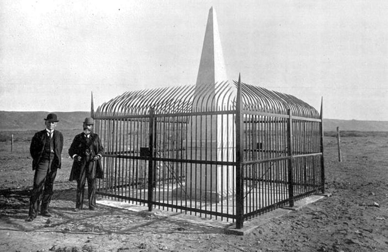 DaveskiDave1's tweet image. The first #borderpost erected after the USA #war with #Mexico, #1848.

The #Mexicans constantly scratched nasty words on it about the #invaders, so they put an iron fence around this symbolic sign. Having lost 13 thousand soldiers in the war with the Mexicans.