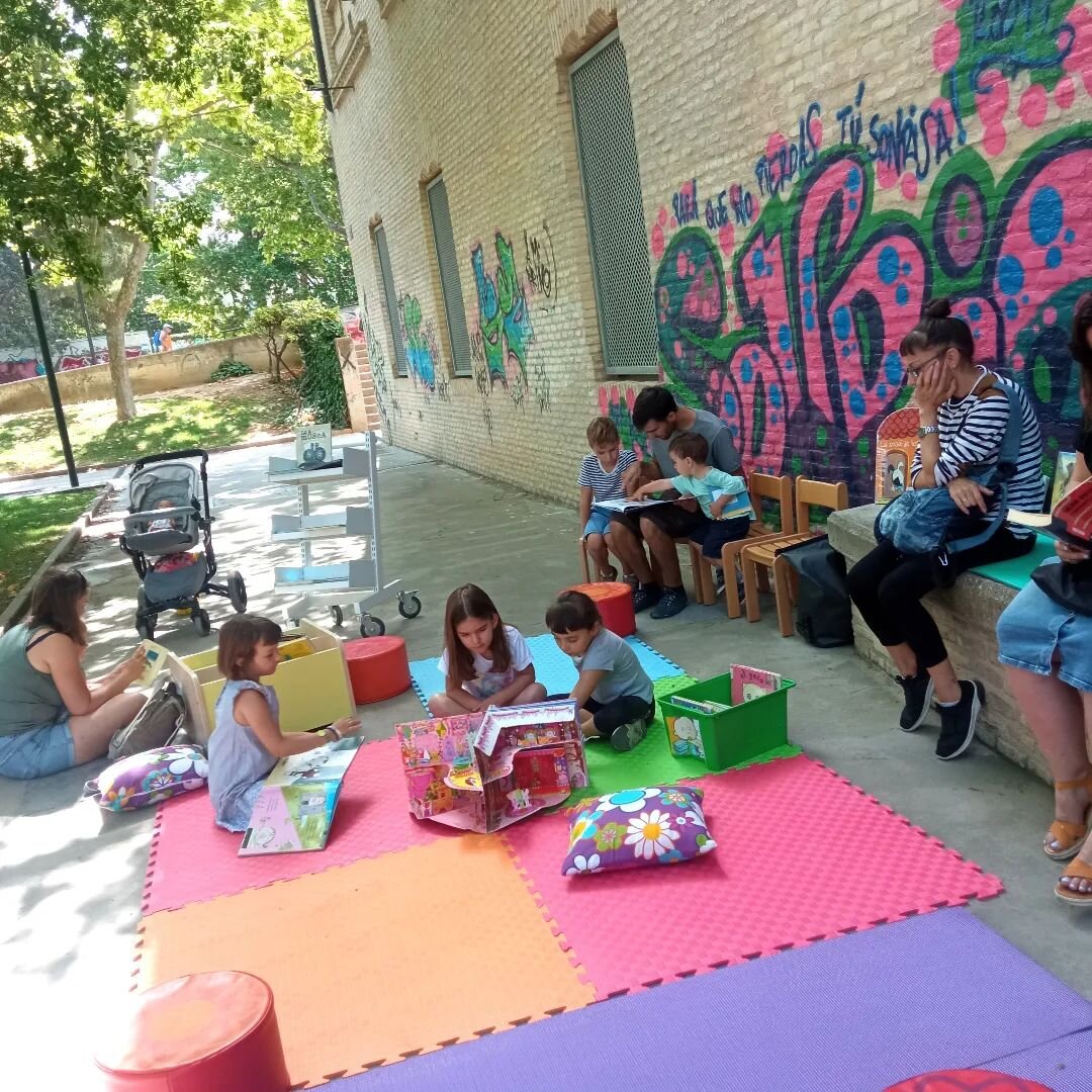 ZGZBibliotecas's tweet photo. La actividad 📚CUENTOS AL PARQUE🌳organizada por la BIBLIOTECA MANUEL ALVAR (Delicias), ha resultado un auténtico "exitazo". Hoy todavía podéis acercaros. ¡Estaremos hasta las 13:30 horas y a las 12 horas una última sesión de cuento! ¡Os esperamos!
#librosalparque #ZaragozaLee https://t.co/0hJQKxuy2Z