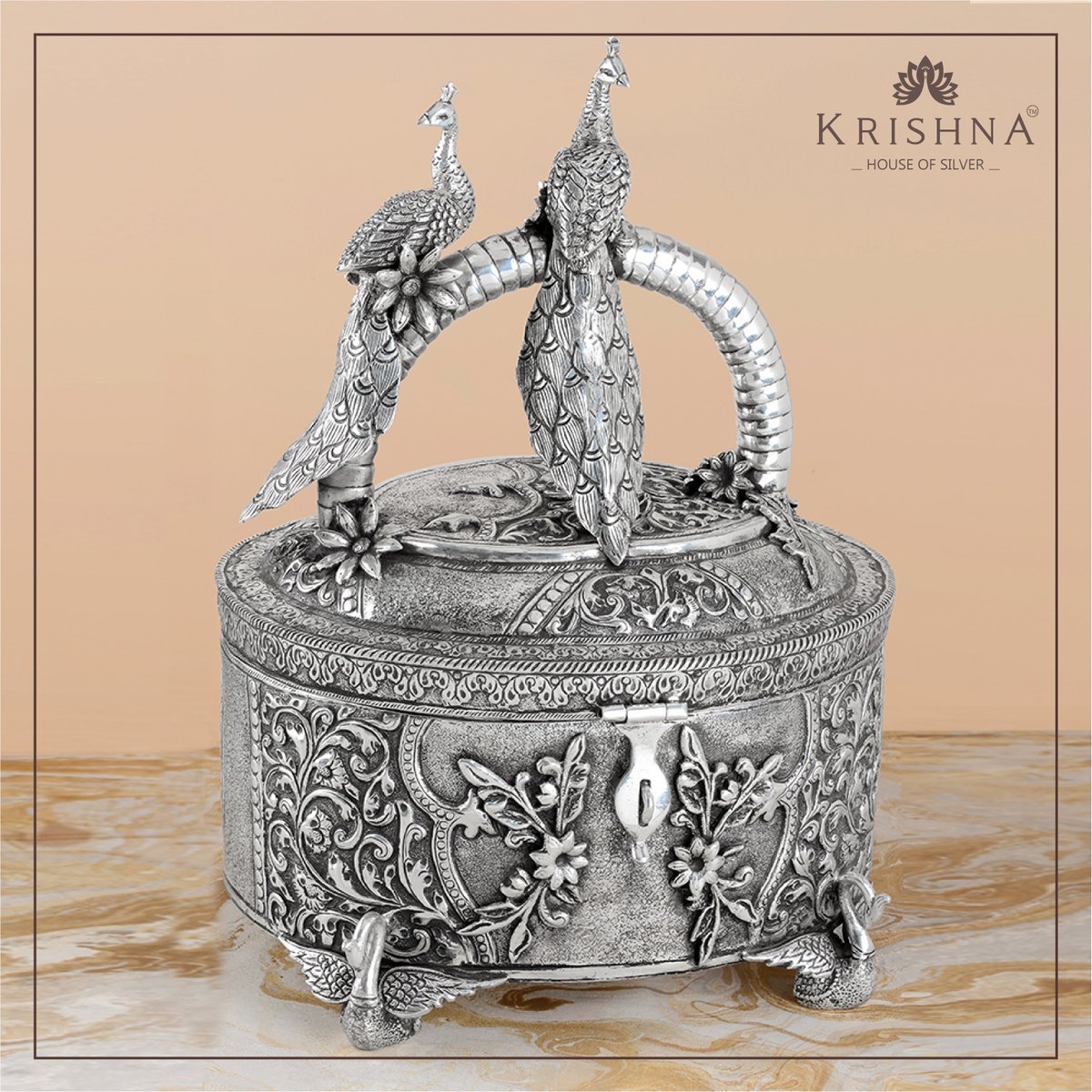 KrishnaSilver36's tweet image. ► WhatsApp Us: wa.link/bxtv29
► Call / Shop over Video Call :+91-8499011111 
This gorgeous peacock themed storage box is crafted in 92.5 Silver
► Follow for More Latst Collection:  instagram.com/krishna.house.…
#KrishnaSilver36 #silverarticles #silverbasket #silver925