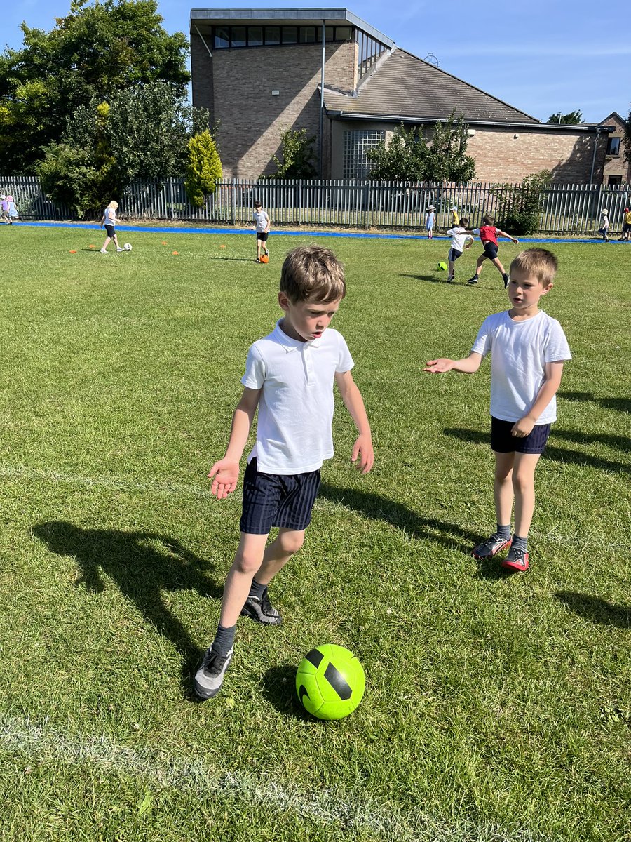 Year 3 loved their morning PE session today with Angus from <a href="/AcademyLc6/">LC6Academy</a> ⚽️😰

What a great start to the day! ☀️

#ProudPrimary #PhysicalActivity