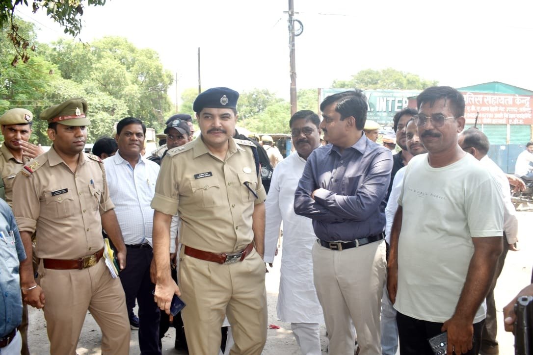 aligarhpolice's tweet photo. #Aligarh 
#AligarhPolice 
#डीएम व #एसएसपी अलीगढ़ द्वारा आगामी त्यौहार #ईद_उल_अजहा (बकरीद) के दृष्टिगत कानून एवं शान्ति व्यवस्था बनाये रखने हेतु थाना देहलीगेट ईदगाह के पास मिश्रित आबादी वाले संवेदनशील स्थानों पर पैदल गश्त किया गया ।
#FootPatrolling https://t.co/uHXIo41oj6