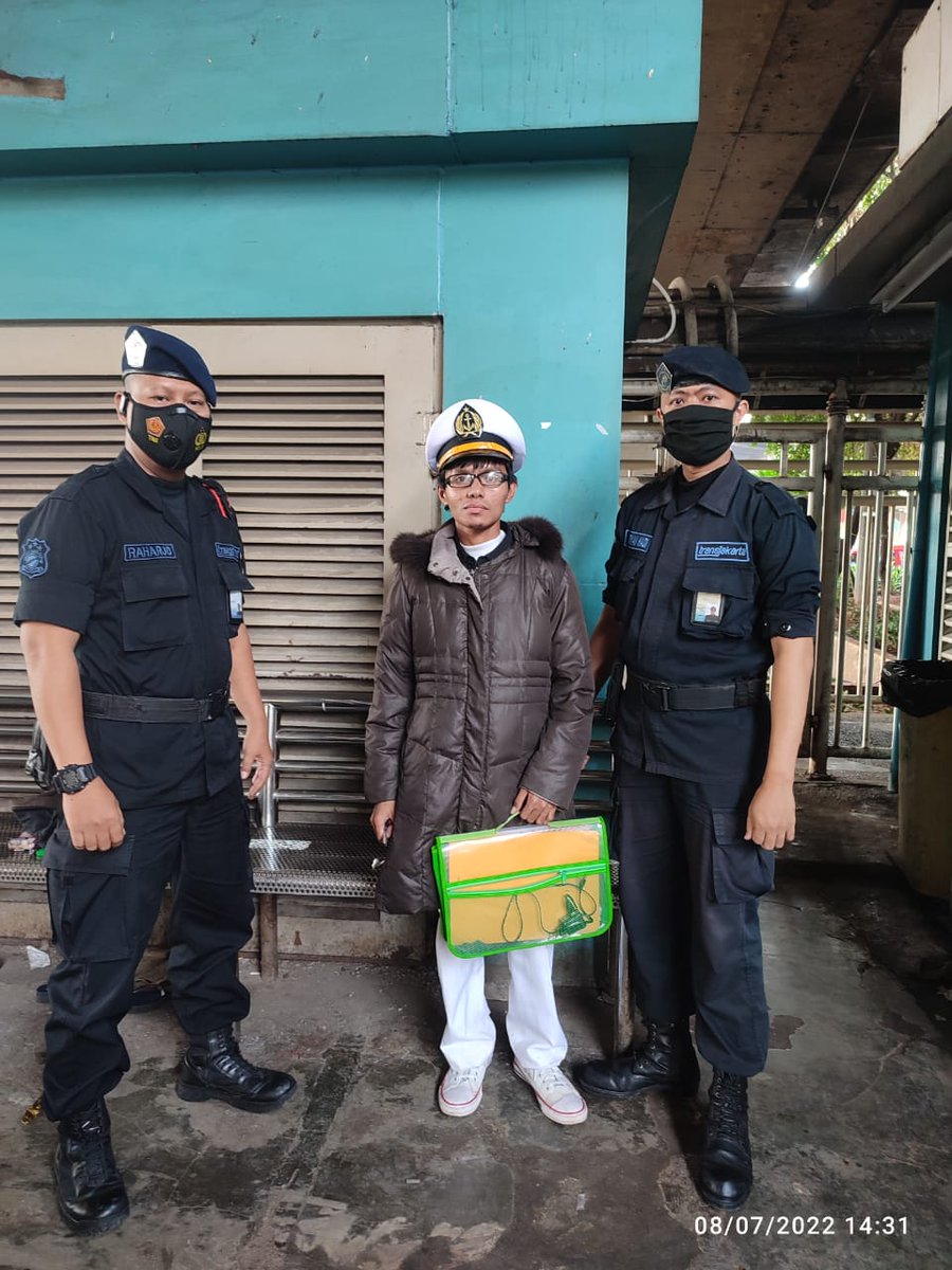 Breaking!
Pria Terduga Pelaku Mesum di Transportasi Publik Sudah Diamankan di Halte Grogol, Jakarta Barat. Saat ini, pria tsb sedang dalam proses untuk diserahkan ke pihak kepolisian untuk dilakukan tindakan lebih lanjut. Sebelumnya, TJ mengaku tak bisa berbuat byk tindak pelaku