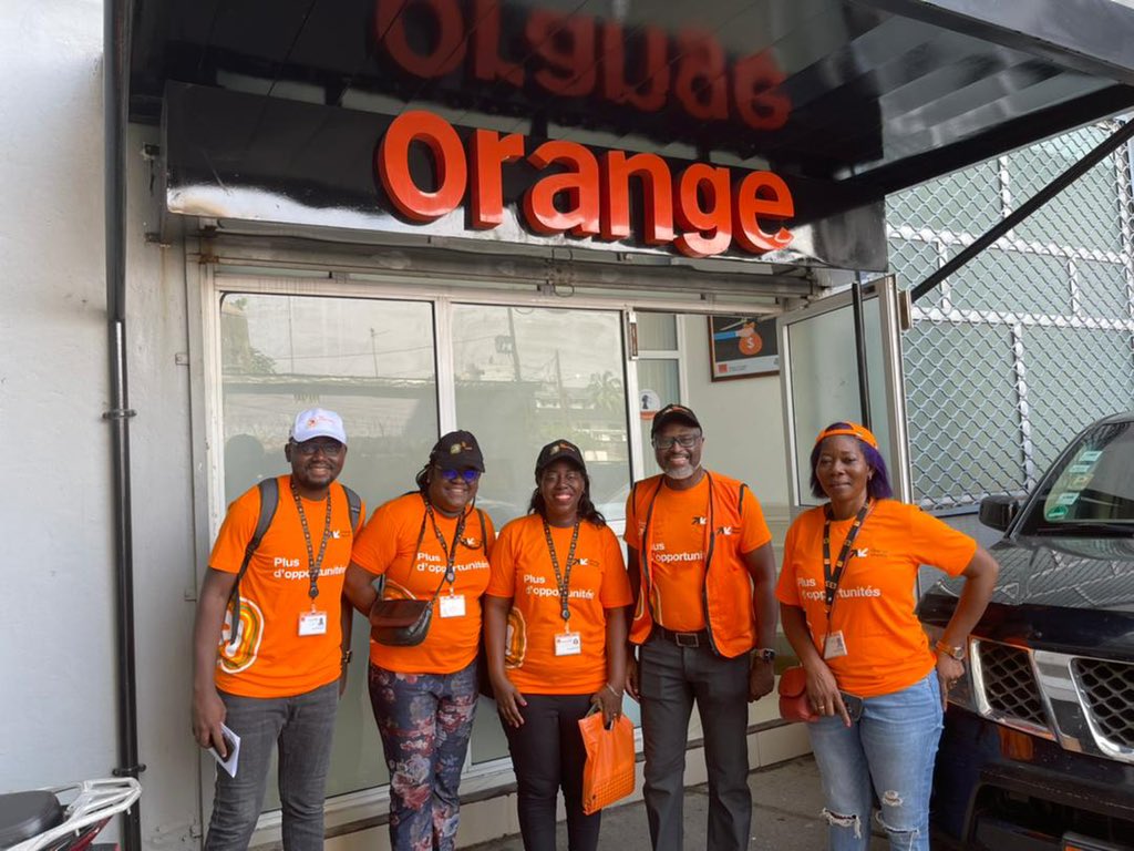 Lancement ce matin de la « Journée Tous Orange Money ». All Orange Cameroon staff in contact with populations to explain the benefits of Orange Money.