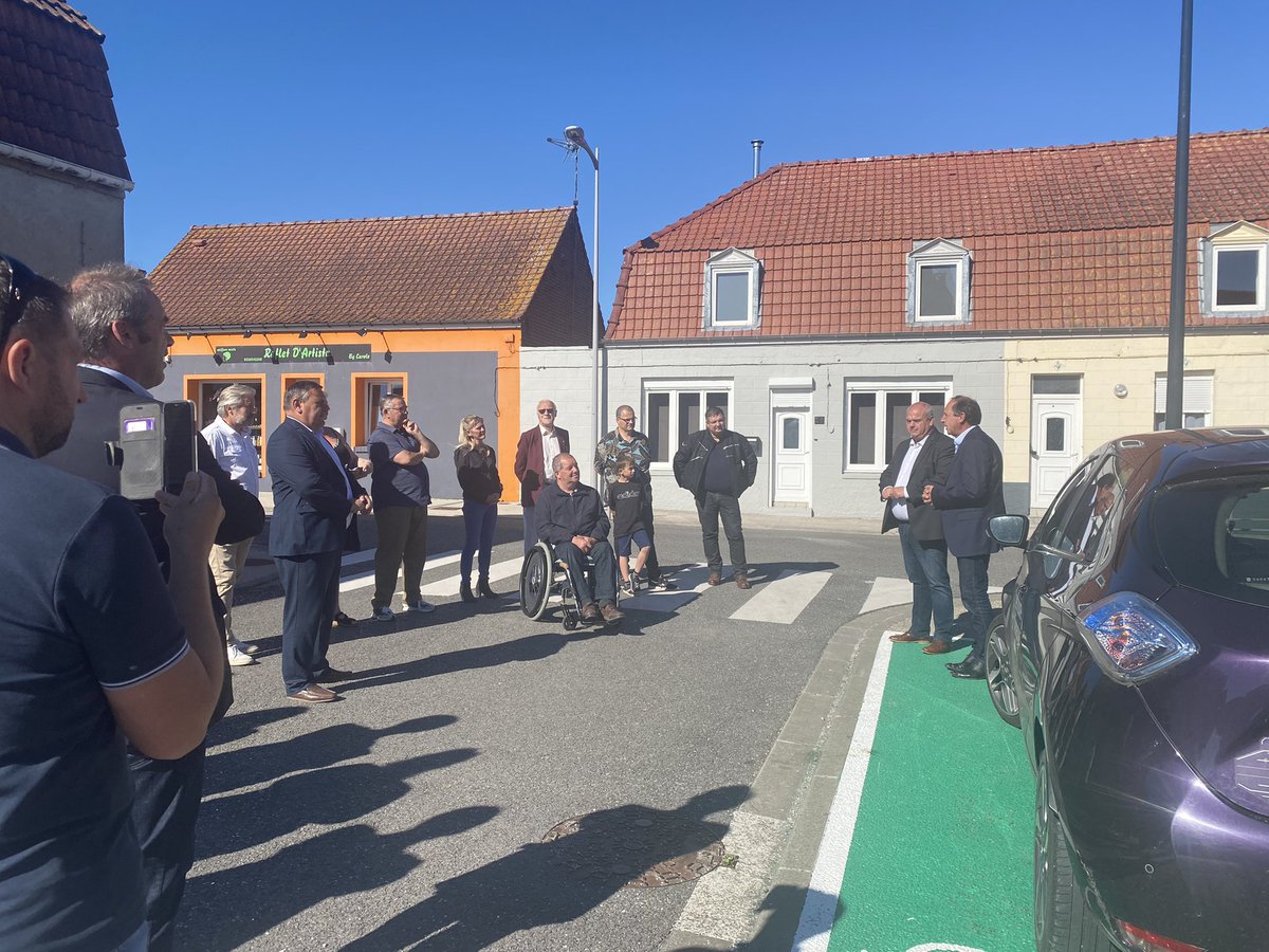 EnergieFlandre's tweet photo. En direct - inauguration avec @Patrick_Valois de la borne #IRVE sur éclairage public à #HOLQUE 🔌🚗🚴💡
Un projet @siecf, réalisé par @SPIEgroup avec le soutien financier du @departement59 et le soutien technique @enedis_npdc https://t.co/VYuYyULbHH