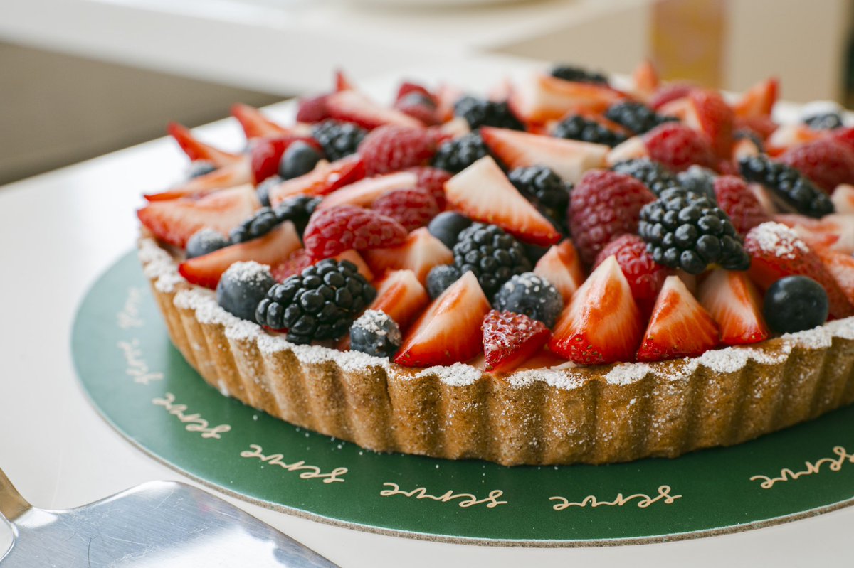 *NEW* Fresh Berries Tart

Fresh berries on top of vanilla custard with a crispy, flaky pastry crust.

*جديدنا* تارت التوت 

فطيره مقرمشه مع فانيليا كستر مزين مع خلطة توت طازج.

#ServeBakery #BerryTart #New #Yum #Fresh #Summer #Indulge #Fruits #سيرڤ #مخبز #حلو #الكويت