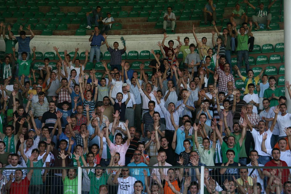 bursaspordabgn's tweet photo. 📆 Bursasporda Bugün | Nostalji 

15 yıl önce bugün Bursaspor'un Starsbourg takımından transfer ettiği Kamerunlu Herve Tum, Atatürk Stadyumu'nda şölen havasındaki bir törenle kendisini Yeşil-beyazlı formaya bağlayan sözleşmeyi imzaladı. https://t.co/Im5TrTH6hp