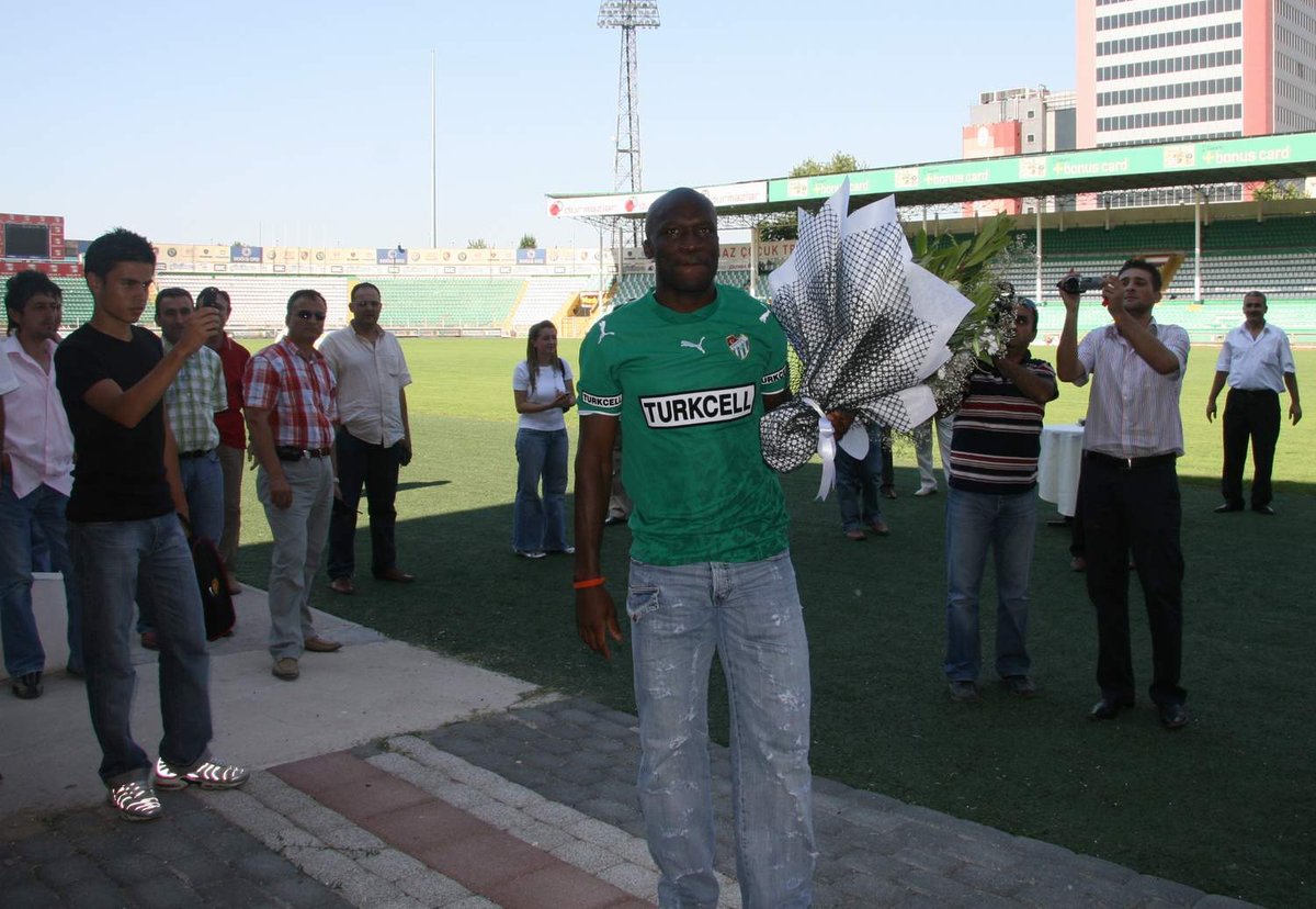 bursaspordabgn's tweet photo. 📆 Bursasporda Bugün | Nostalji 

15 yıl önce bugün Bursaspor'un Starsbourg takımından transfer ettiği Kamerunlu Herve Tum, Atatürk Stadyumu'nda şölen havasındaki bir törenle kendisini Yeşil-beyazlı formaya bağlayan sözleşmeyi imzaladı. https://t.co/Im5TrTH6hp