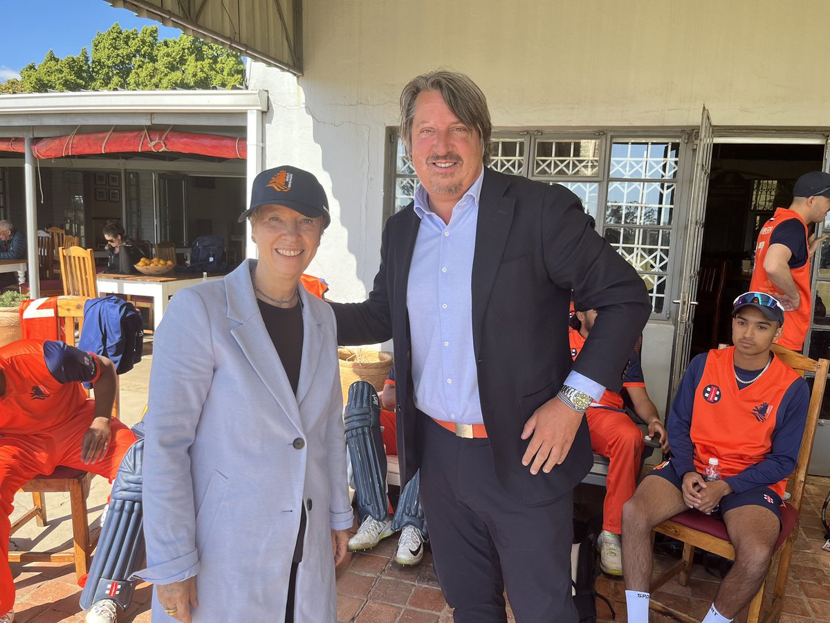 It’s a beautiful day for cricket in #Harare! 🏏 Ambassador @MVerwijk met @KNCBcricket during a warmup friendly vs Old Georgian’s today. Good luck in #Bulawayo #TeamNL as you fight for your spot at the #T20WorldCup. See you at the final!🇳🇱🧡 🎇 🏆