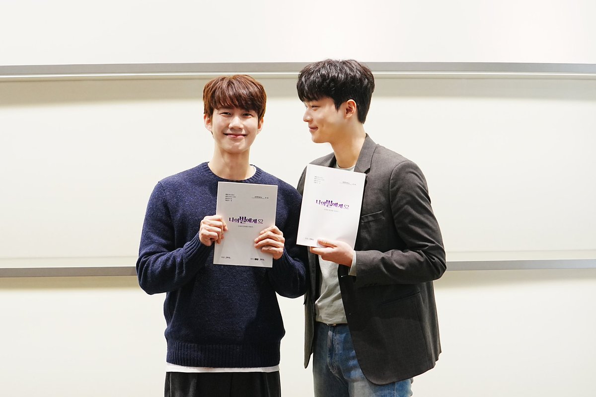 ENGDcompany's tweet photo. ✨

#나의별에게2 배우들의 대본리딩 후 인증사진 가져왔어요😃

매력적인 배우분들의 첫 만남에 설렘이 가득해 보이네요.🌟

#나의별에게 #나의별에게2 #손우현 #김강민 #Tomystar #Tomystar2 #티빙 #Tving https://t.co/RsWUHdJZtN