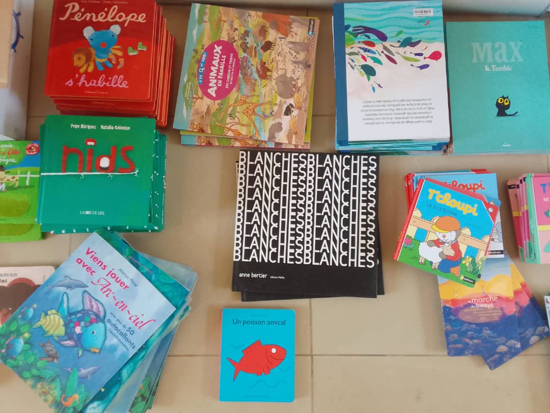 IF_Rwanda's tweet photo. 👀En ce moment à l' @IF_Rwanda : la foire aux #livres !
Un grand #merci 🌞 à l' @ambafrancerwa pour ce #dondelivres 📚 aux écoles et bibliothèques du #Rwanda 🇷🇼
📖 Livres pour enfants, jeunesse, classiques... il y en a pour tous les goûts!
#book #books #bookforfree #free https://t.co/GV72Gdgzhh