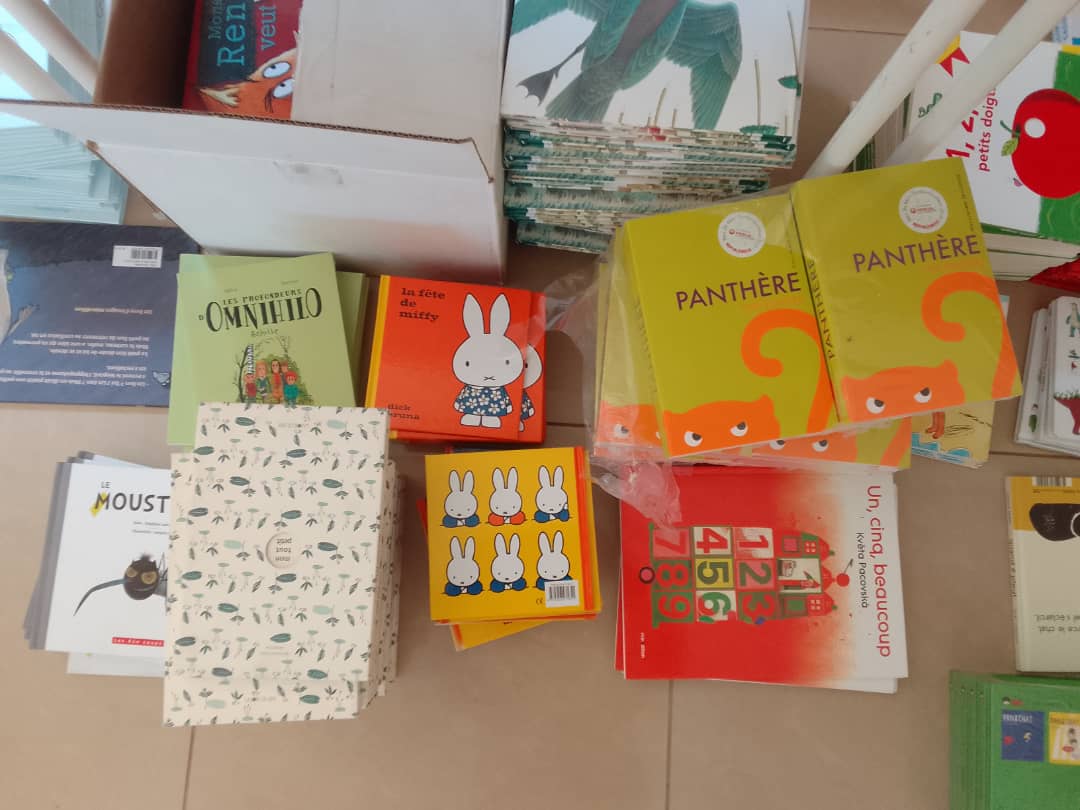 IF_Rwanda's tweet photo. 👀En ce moment à l' @IF_Rwanda : la foire aux #livres !
Un grand #merci 🌞 à l' @ambafrancerwa pour ce #dondelivres 📚 aux écoles et bibliothèques du #Rwanda 🇷🇼
📖 Livres pour enfants, jeunesse, classiques... il y en a pour tous les goûts!
#book #books #bookforfree #free https://t.co/GV72Gdgzhh