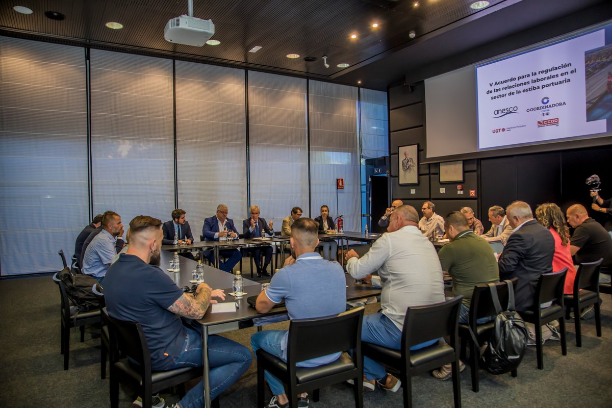 anesco_es's tweet photo. Hemos constituido la #comisión paritaria sectorial estatal de la #estiba junto con los #sindicatos más representativos y celebrado la firma del #VAM con @m_barbero DGTrabajo y @PuertosEstado #nuevotiempo para las #relacioneslaborales de un sector estratégico para la #economía https://t.co/DZx2tjtkdu