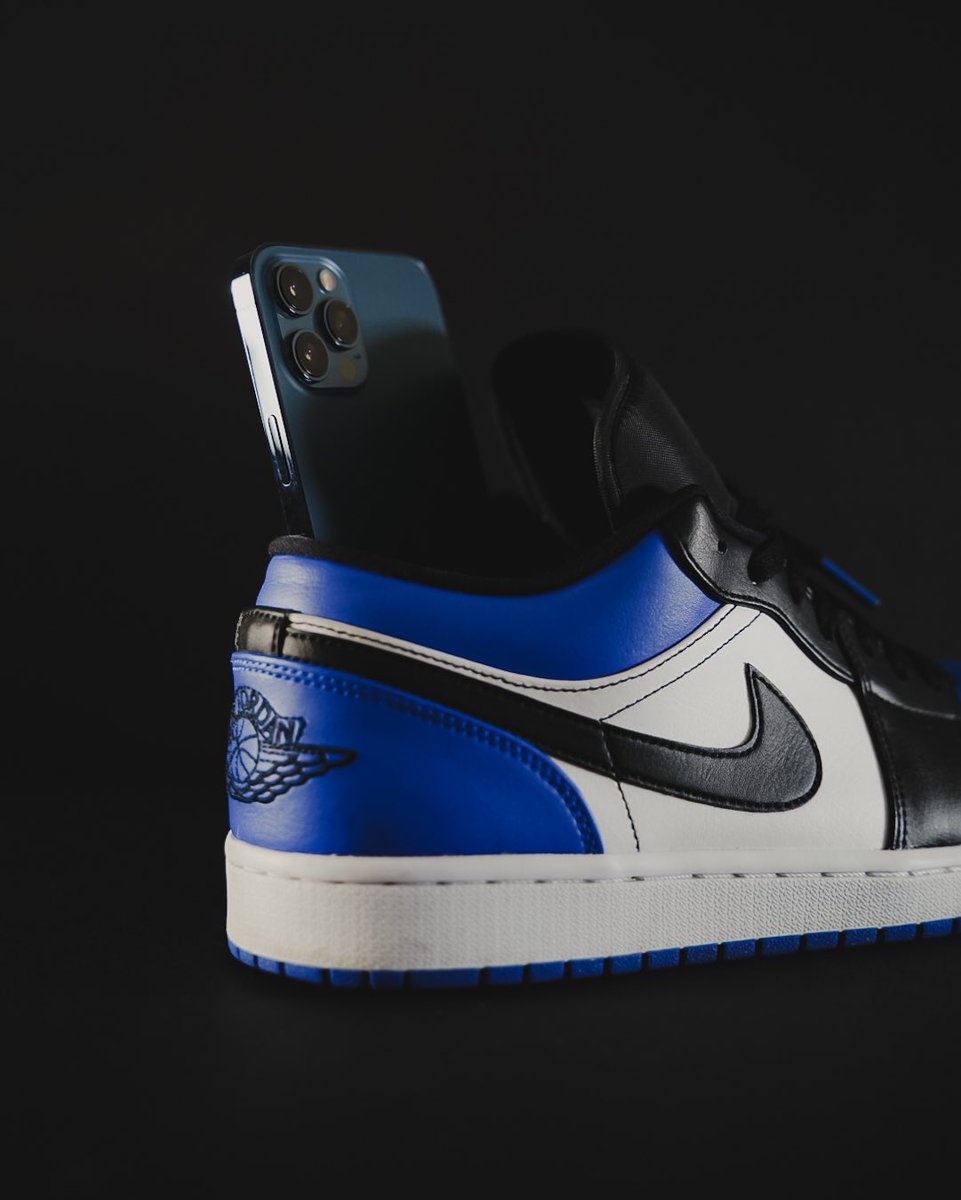 RaidaB15's tweet photo. Jordan x iPhone🤘🏻 #airjordan #jordan1 #iPhone12ProMax https://t.co/Mop5Emt8Tn
