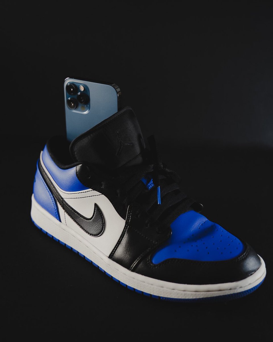 RaidaB15's tweet photo. Jordan x iPhone🤘🏻 #airjordan #jordan1 #iPhone12ProMax https://t.co/Mop5Emt8Tn
