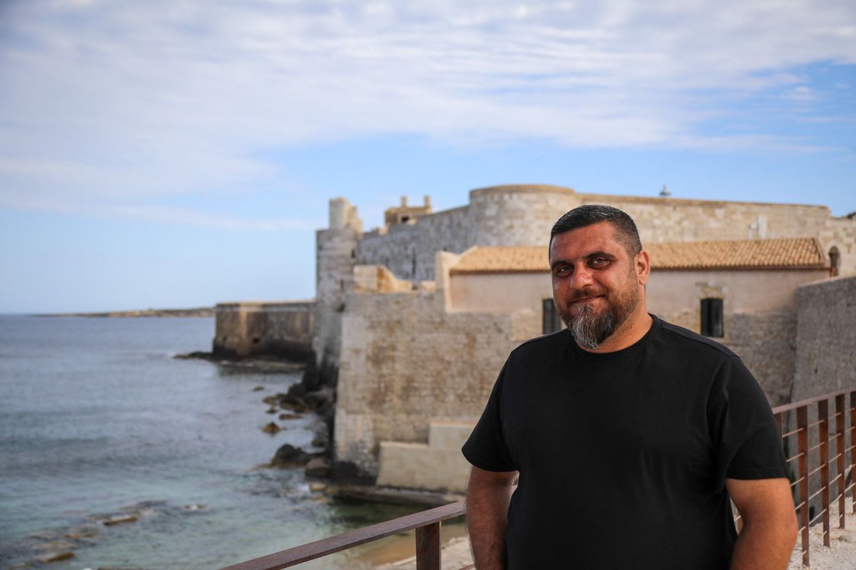 Darbaz has worked with #Frontex over the past 2 years in Albania, Romania and now in his home country - Italy. As a cultural mediator, he helps us better understand where migrants come from and helps overcome language and cultural barriers facebook.com/frontex/posts/…