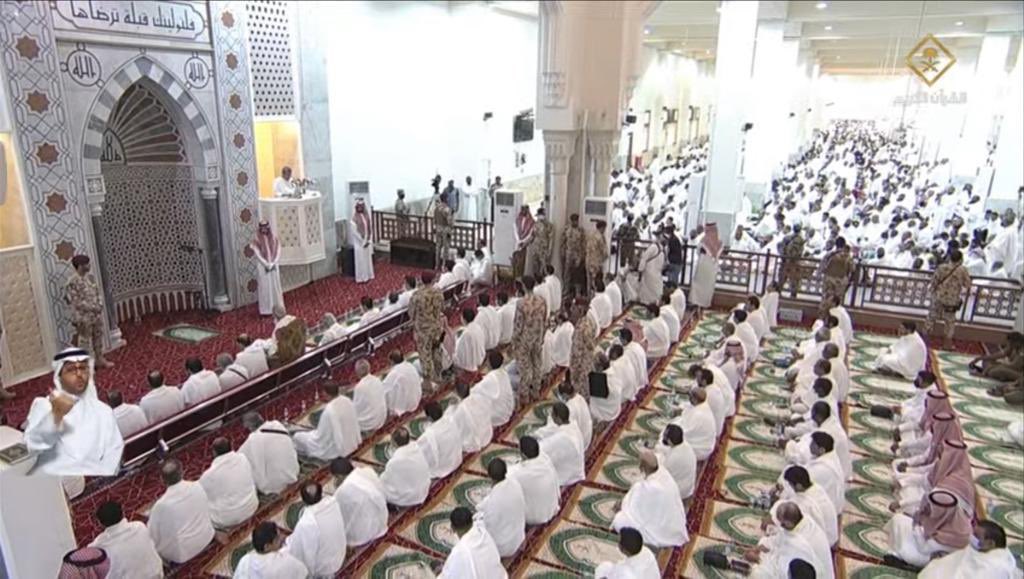 HaramainInfo's tweet photo. LIVE Broadcasted scenes from the #Hajj Khutbah at Masjid Namira, #Arafat 

Dhuhr and Asr prayers will be combined and shortened. https://t.co/xedPRMRo3r