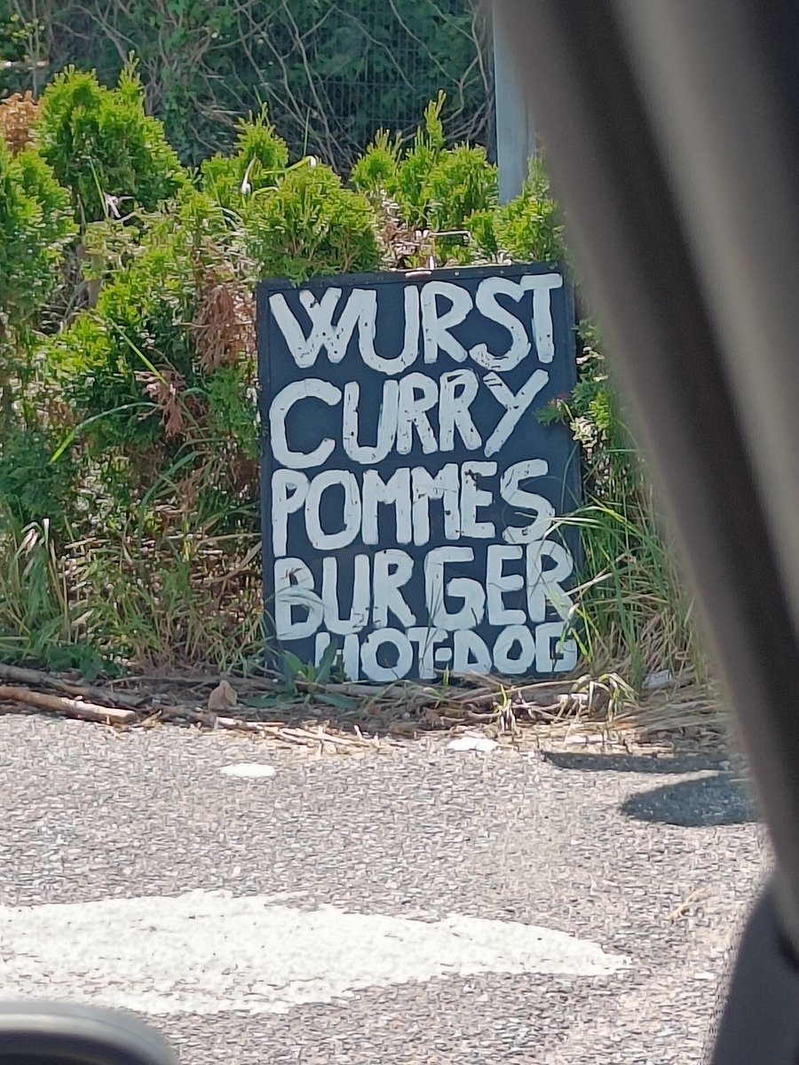 Malcomsblade's tweet photo. Jetzt einen WURSTCURRYPOMMESBURGERHOTDOG! #Food https://t.co/NQpsXAru85