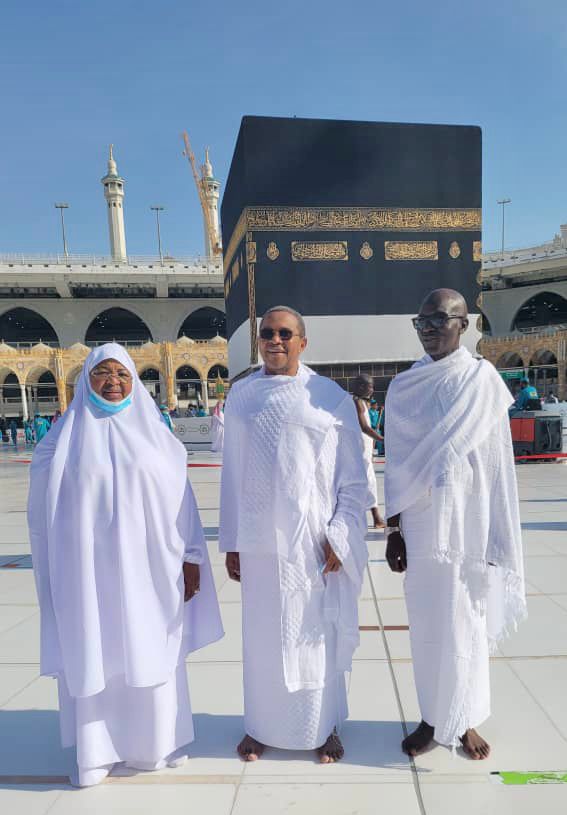 Hakingowi's tweet photo. 📍Mecca

🕌🤲🏿

Dkt. Jakaya Mrisho Kikwete, Rais Mstaafu wa Jamhuri ya Muungano wa Tanzania akiwa na Mama Salma Kikwete Pamoja na Mkurugenzi Mtendaji wa Taasisi ya Moyo ya Jakaya Kikwete,Prof Mohamed Janabi  wakwa katika Ibada ya Hija, Mecca, Saudi Arabia

📸-Ofisi ya Rais Mstaafu https://t.co/l89vSXaStV