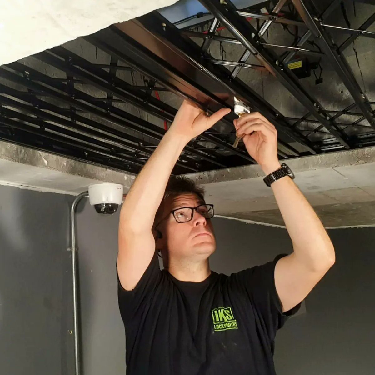 IKSLocksmiths's tweet image. Flat roof hatch security in Lambeth SE1. Collapsible security grilles. The roof top which is a popular spot with youtubers is now secure. 

#security #securitygrilles #highsecurity #mlalocksmith#youtube