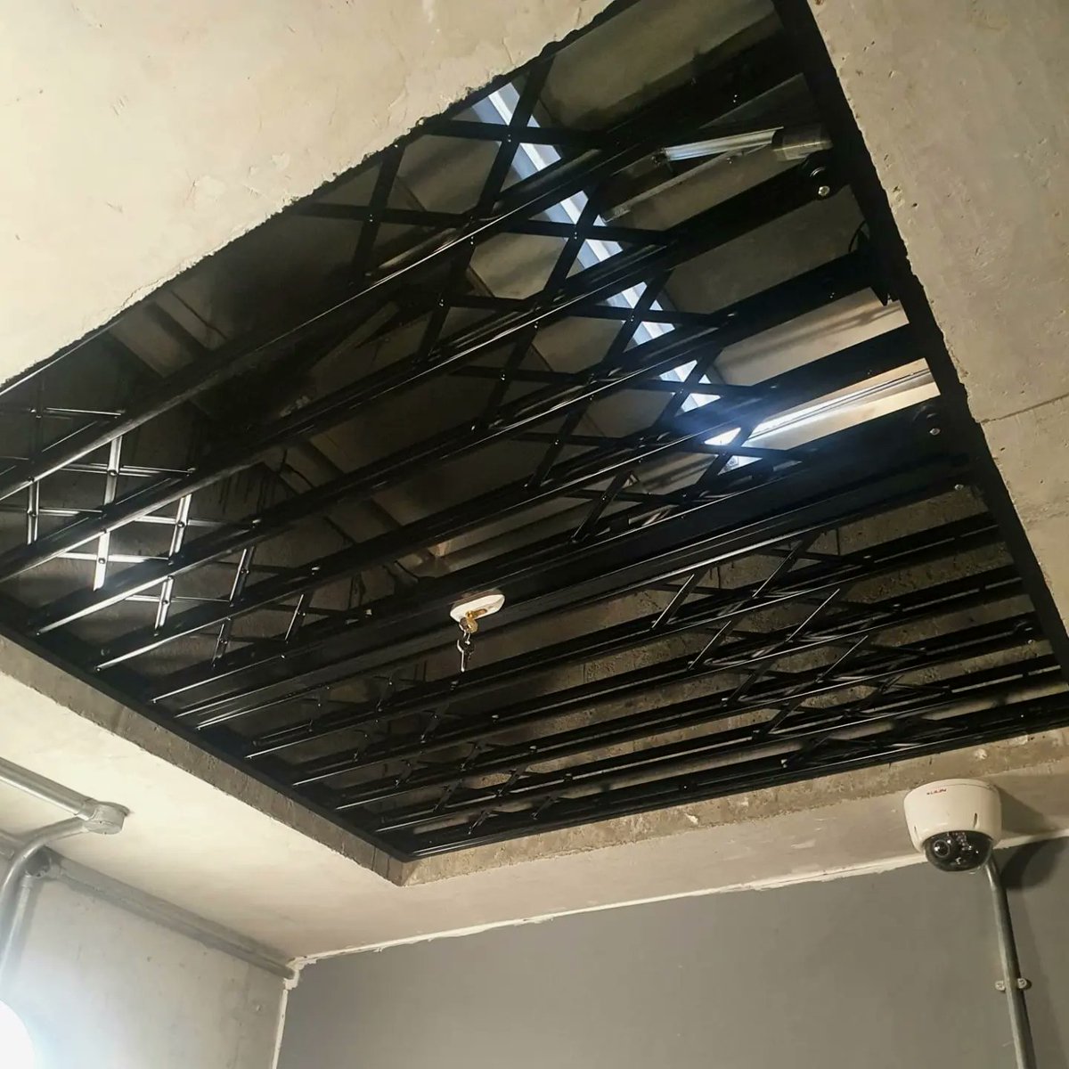 IKSLocksmiths's tweet image. Flat roof hatch security in Lambeth SE1. Collapsible security grilles. The roof top which is a popular spot with youtubers is now secure. 

#security #securitygrilles #highsecurity #mlalocksmith#youtube