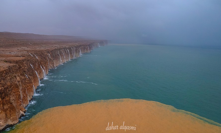 الشلالات البحرية الجميلة من المشاهد التي لا يستطيع المرء مشاهدتها بسهولة في سلسة الجبال الممتدة من قرية ضباب الى قرية دغمر بولاية قريات .. إليكم الصور لتحكي جمال المكان بعد هطول الامطار خلال #منخفض_المونسون ..
📸 طاهر القاسمي #سلطنة_عمان #أمطار_عمان