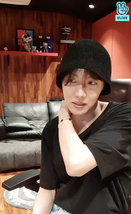 BTSdailyinfo's tweet photo. [VLIVE] 220708  @BTS_twt 

안부인사🔥

🔗 (https://t.co/37j10vMw5N) https://t.co/AOHdEsxvAV