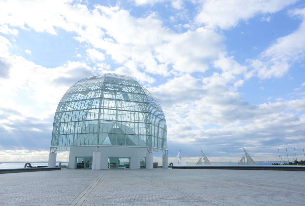 東京駅から電車🚈で13分！ 大きなガラスドームが目印💎 🐟 大水槽で群泳するクロマグロ 🍃 屋外エリアでは東京周辺の水辺を再現 600種を超える世界中の海の生き物たちや、身近な水辺の環境と出会