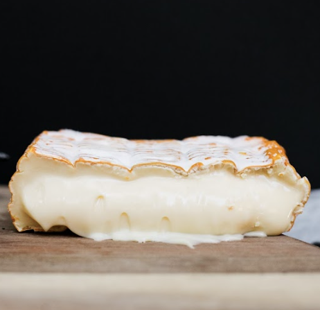 🧀The #stinkycheese from the July Therapy Box is an award winner! This #cheese is gold ... Blackall Gold!
This wonderful #washedrind is not as strong as its French counterparts, but its flavour develops to a great stench given time #thenoseknows🤤👇
cheesetherapy.com.au/products/the-t…