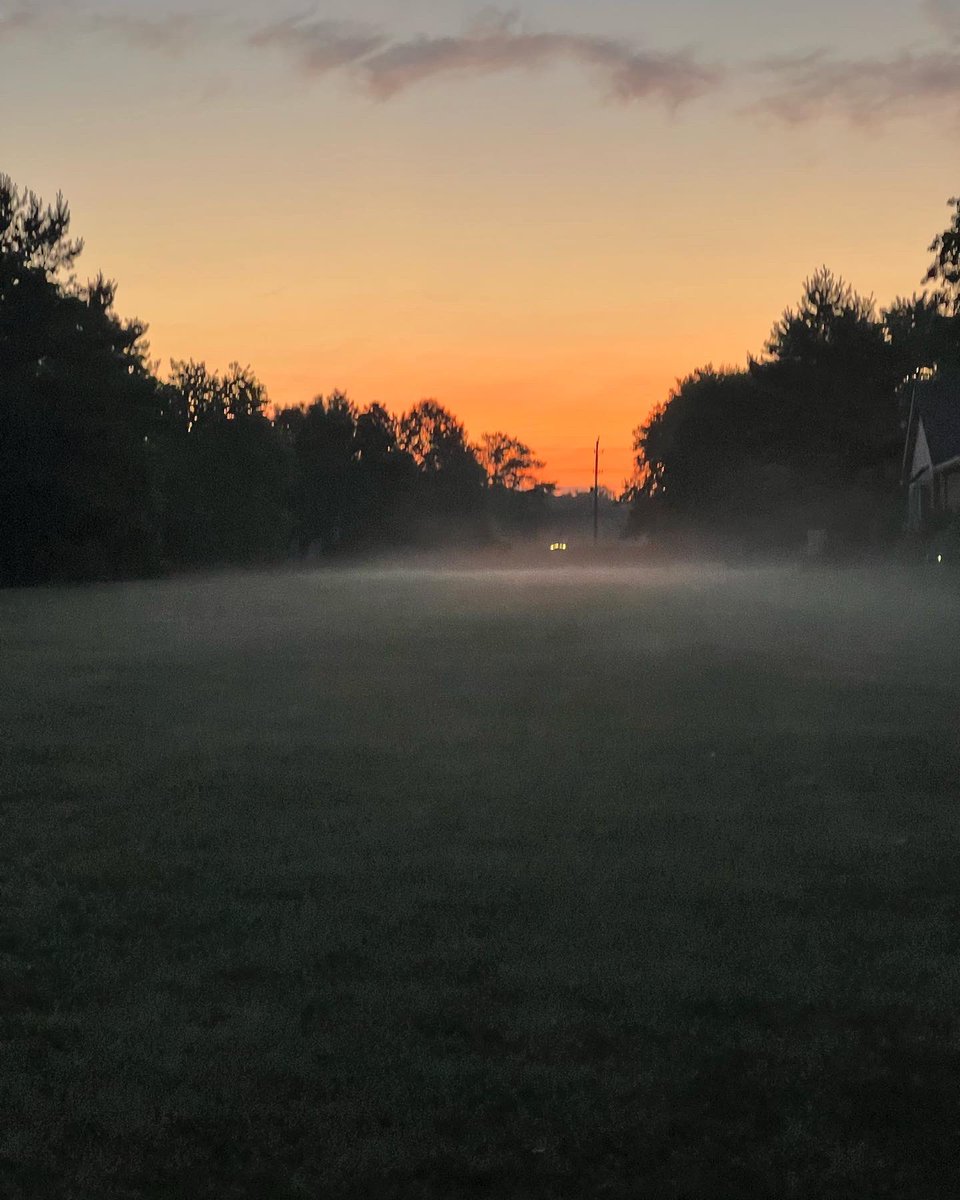 loclloyd's tweet photo. Sunrise walk… beautiful start to the day… #sunrise #amworkouts #beautifulday #FridayVibes https://t.co/Jet89uXsZL